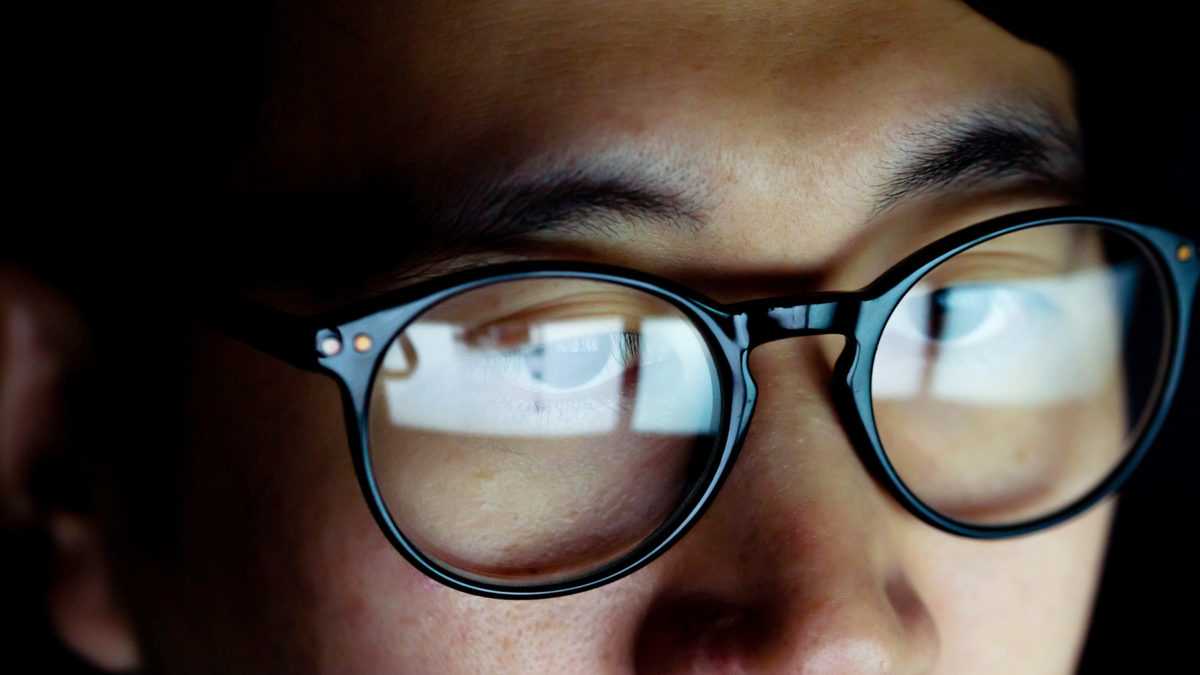 How Blue Light Blocking Glasses Helps People Have a Relaxing Sleep